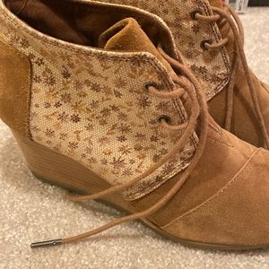 Tom’s Limited Edition Tan Flower Wedges Worn 2 times size 8